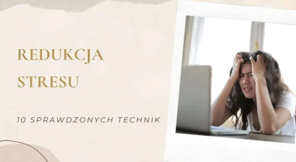 Młoda kobieta z rękami we włosach, wyraźnie zestresowana pracą przy laptopie. Tekst "Redukcja stresu" sugeruje, że to obrazek o skutkach stresu i sposobach radzenia sobie z nim.
