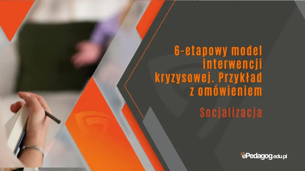 6-etapowy model interwencji kryzysowej: przykład z omówieniem. Socializacja. Dłoń z ołówkiem nad notatnikiem.