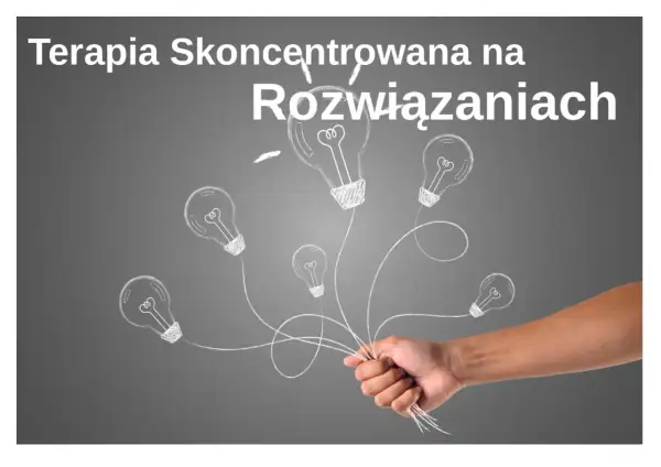 Dłoń trzyma pęk żarówek symbolizujących podejście skoncentrowane na rozwiązaniach i nowe pomysły.